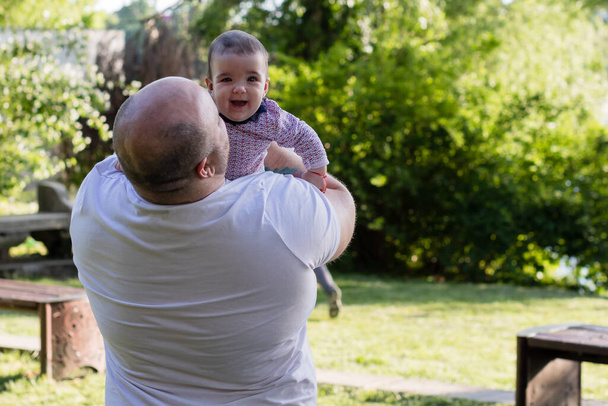 Папа и маленькая девочка веселятся - Фото, изображение