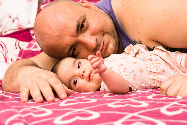 Tatuś i mała nowonarodzona dziewczynka - Zdjęcie, obraz