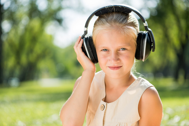 Girl enjoying music - Foto, afbeelding