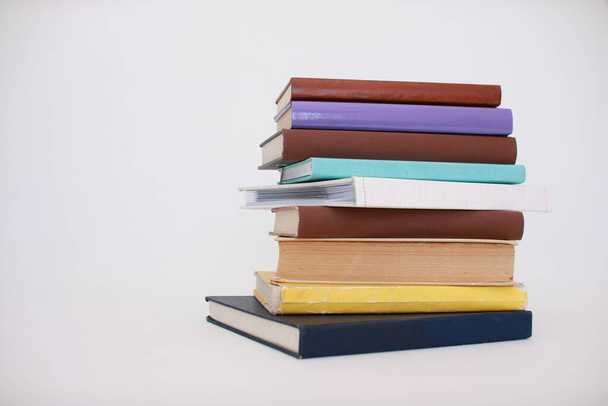 Stapel schoolboeken op witte badkground - Foto, afbeelding
