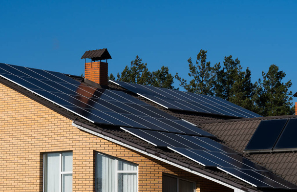 Pannelli fotovoltaici sul tetto. tetto con pannelli solari. Vista dei pannelli solari - Foto, immagini