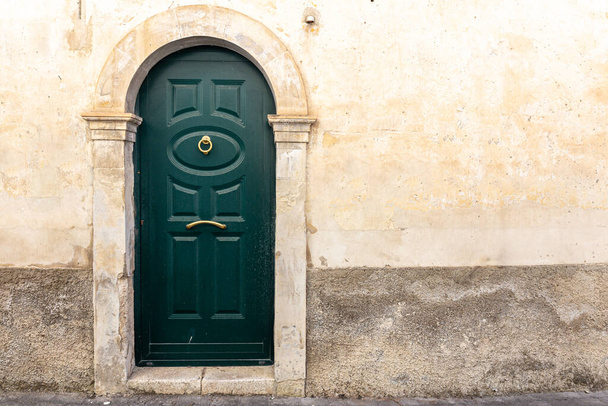 Green door with golden knocker of a typical Sicilian house - Фото, изображение