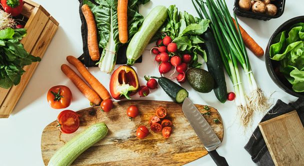 Blick auf den Küchentisch voller Bio-Gemüse - Foto, Bild