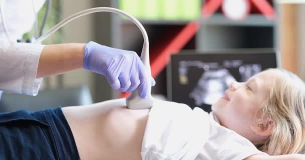 O médico faz um ultra-som dos pulmões para uma criança sorridente, close-up. Ecocardiografia, estudos clínicos, diagnósticos - Filmagem, Vídeo