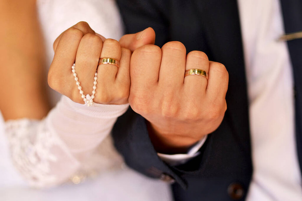 Alegre recién casados mostrar sus puños con anillos de boda - Foto, imagen