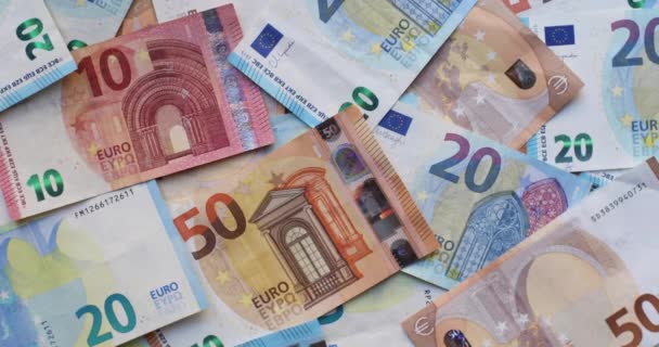 Eurobankovky různých nominálních hodnot. Hromada bankovek na stole v nominálních hodnotách dvaceti eur, padesáti eur, deseti eur, pěti eur. Pozadí smíšených eurobankovek - Záběry, video