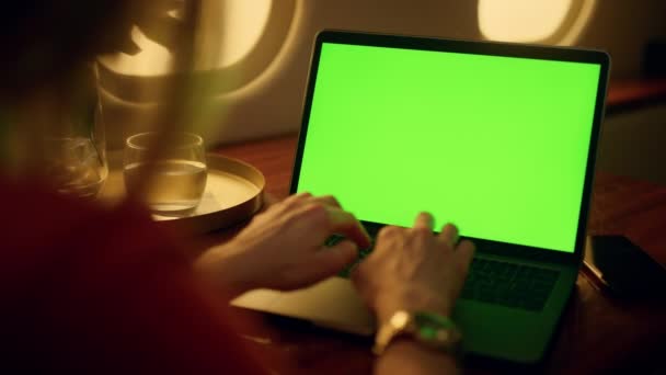 Handen typen groene laptop close-up. Vliegtuig passagier rust surfen op internet. Niet herkende zakenvrouw die data analyseert op chroma key computer. Vrouw surfen social media winkelen op reis - Video