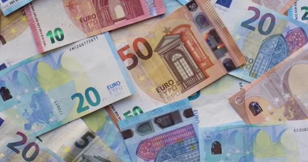 Eurobankbiljetten in verschillende coupures. Stapel bankbiljetten op tafel in coupures van twintig euro, vijftig euro, tien euro, vijf euro. Achtergrond van gemengde eurobankbiljetten - Video