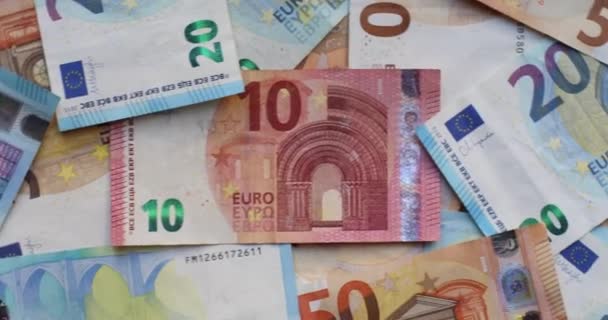 様々な宗派のユーロ紙幣。テーブルの上に銀行券の山。混合ユーロ紙幣の背景 - 映像、動画