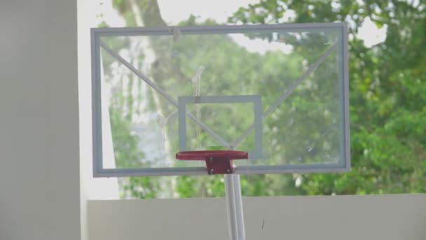 Basketbalový prsten na pouliční ovoce pro hru. Střední snímek - Záběry, video