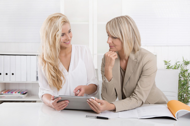 Two blond successful attractive businesswoman working in a team  - Foto, immagini