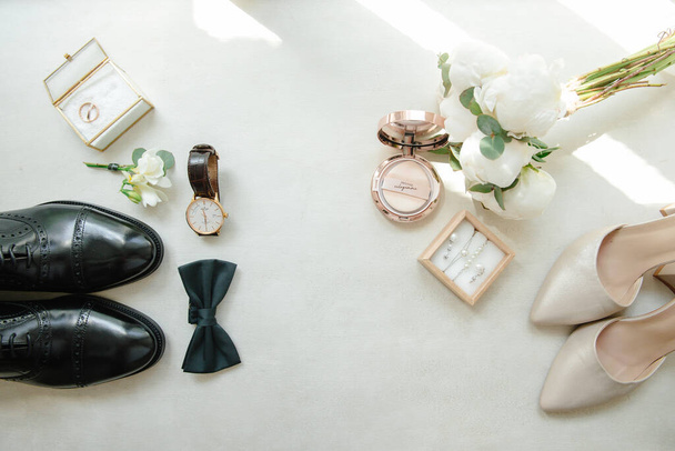 wedding accessories. Bride and grooms shoes, wedding ring watches, bridal bouquet. Top view - Fotografie, Obrázek