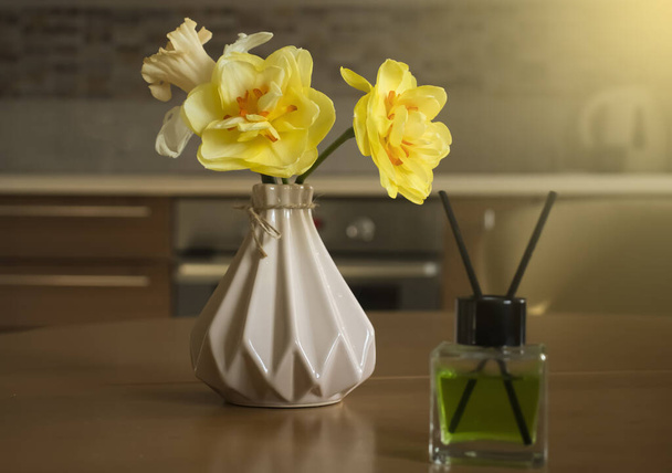 Parfum voor thuis, bloem in de kamer - Foto, afbeelding