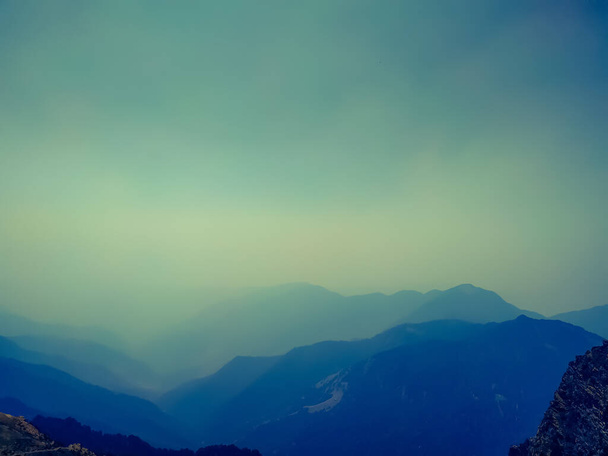 Une vue imprenable sur les montagnes le matin avec du brouillard - Photo, image