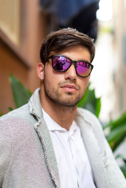 guapo italiano moreno con gafas de sol. Foto de alta calidad - Foto, Imagen
