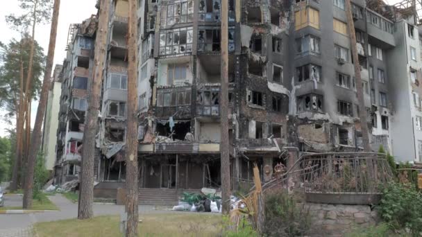 Een afgebrand en verwoest woongebouw in Irpin, Kiev als gevolg van beschietingen door het Russische leger. Oorlog tussen Rusland en Oekraïne. - Video