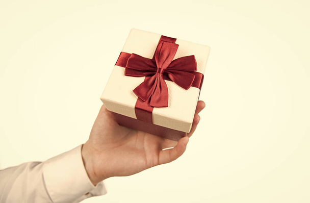 ψώνια την ημέρα του μποξ. χέρι κρατήστε giftbox. ετοιμαστείτε για ρομαντική ημερομηνία. Επαγγελματική ανταμοιβή. Χαιρετισμός περίσταση. χέρι δείχνει κουτί δώρου. Εταιρικό δώρο. δώρο για την ημέρα των γυναικών. πώληση και έκπτωση. - Φωτογραφία, εικόνα
