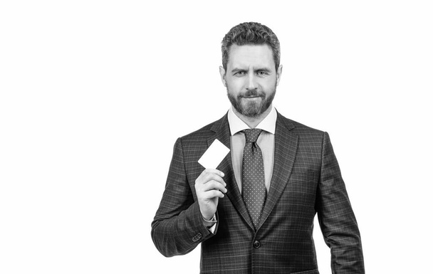 handsome businessman man in businesslike suit showing empty credit or business card for copy space isolated on white, business. - Foto, Imagem
