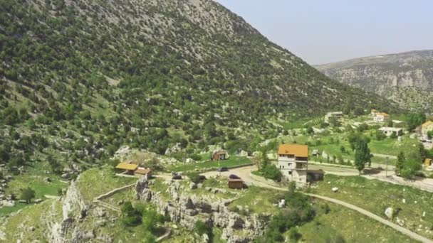 Vista aérea del paisaje rural montañoso del Líbano. Casas de montaña rocosas con viñedos y huertos. - Imágenes, Vídeo