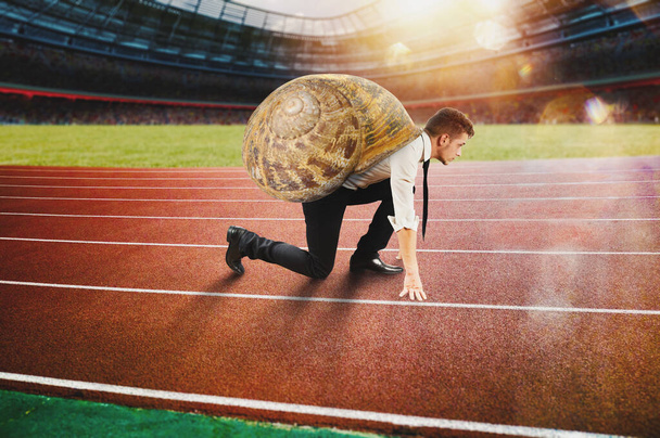 Втомлений бізнесмен бігає повільно, як равлик у бігунці
 - Фото, зображення