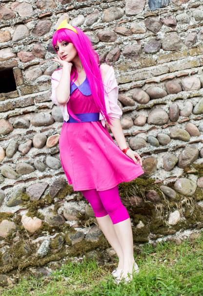 Lucca, Italia - 2018 10 31: Lucca Comicsin ilmainen cosplay-tapahtuma vaaleanpunaisen puvun tytön ympärillä. Laadukas kuva - Valokuva, kuva