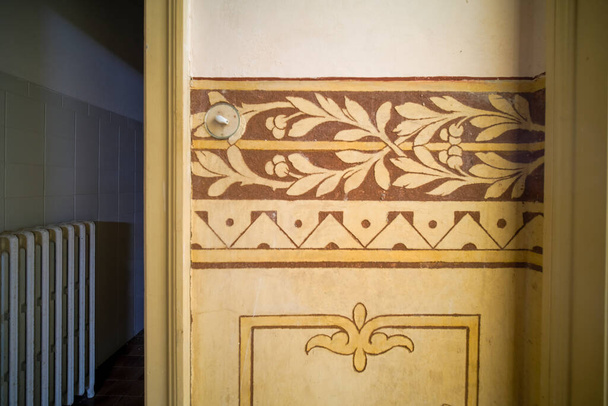 floral decoration on fresco wall in old abandoned mansion. High quality photo - Foto, Bild