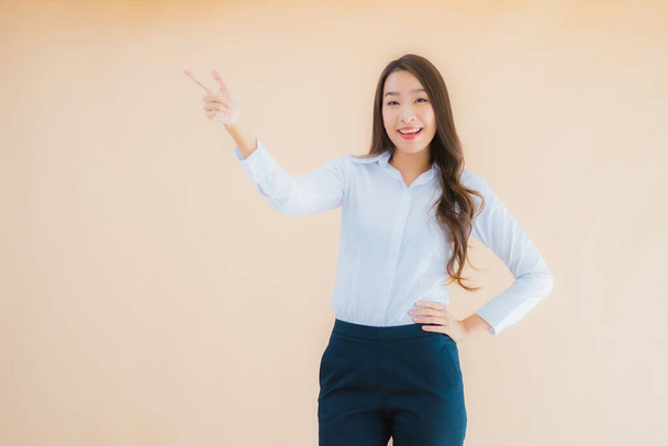 Портрет красива молода азіатська бізнес-леді в дії на ізольованому кольоровому фоні
 - Фото, зображення