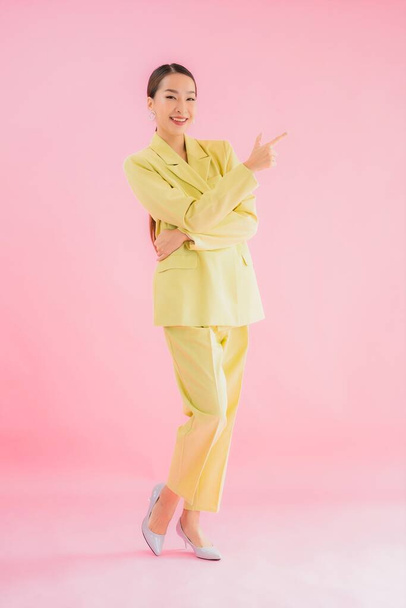 Portret piękny młody Azji biznes kobieta uśmiech w akcji na różowy kolor tła - Zdjęcie, obraz