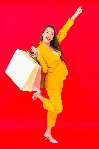 Πορτρέτο όμορφη νεαρή Ασιάτισσα γυναίκα με πολλή τσάντα ψώνια πιστωτική κάρτα και κινητό τηλέφωνο - Φωτογραφία, εικόνα