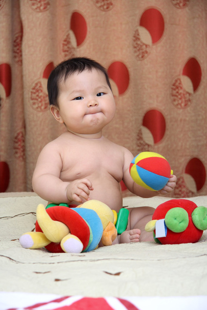 Criança asiática. Com brinquedos
. - Foto, Imagem