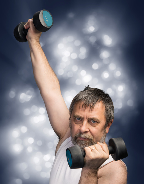 Hombre haciendo ejercicio con pesas
 - Foto, Imagen