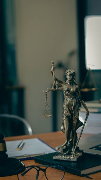 Концепция права, молот и богиня несправедливости, юридический тигр и ноутбук на столе в офисе адвоката. - Фото, изображение