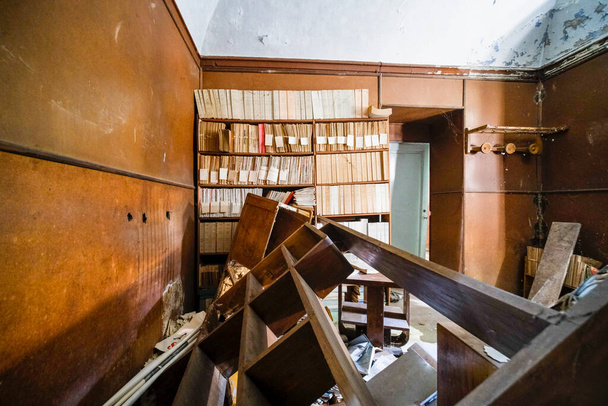 библиотека со старыми книгами и журналами в большом заброшенном доме. Высокое качество фото - Фото, изображение