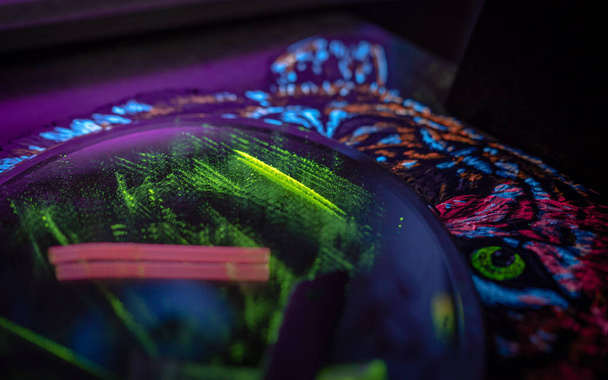Uma faixa de neon colorido droga colocada em uma arte de tigre de néon. Vício da droga de recreação de partido - Foto, Imagem