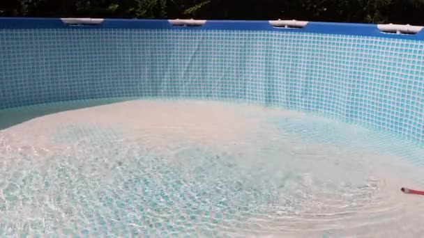 Der Pool ist mit Wasser gefüllt. Wasser läuft in den Pool. Hochwertiges 4k Filmmaterial - Filmmaterial, Video