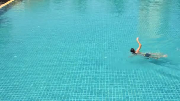 Γυναίκες κολύμπι. HD - Πλάνα, βίντεο