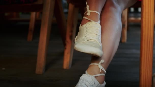 κοντινό πλάνο των ποδιών των κοριτσιών, γρατζουνάει το πόδι και τα πόδια της, περιμένοντας ένα άλλο άτομο. - Πλάνα, βίντεο