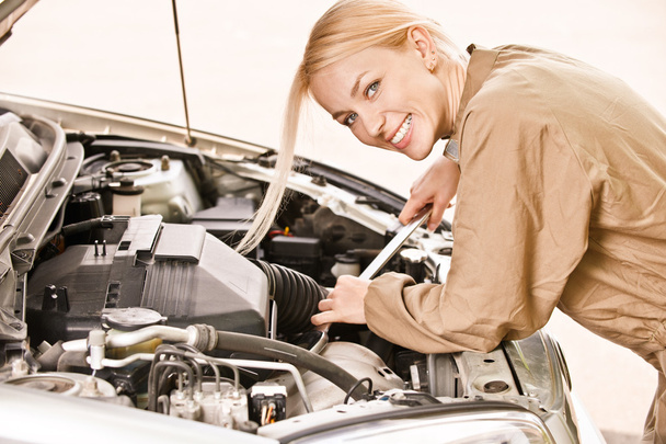 Car mechanician repairs engine - Foto, Imagem