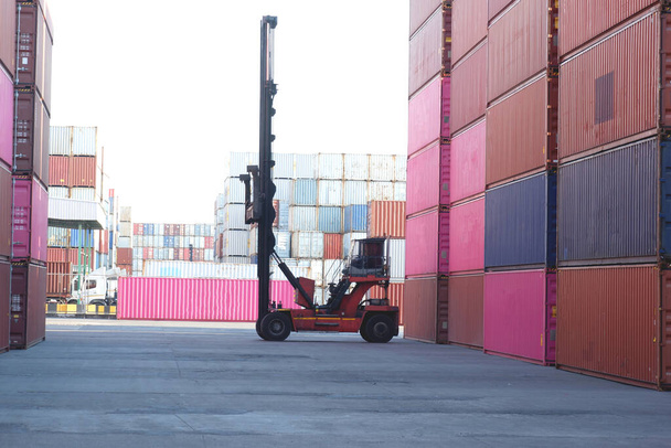 Вилковий вантажівка для перевезення контейнерів вантажів у логістичному відділенні з контейнерними палями. - Фото, зображення