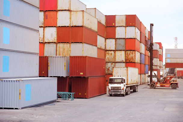 Контейнерні вилкові навантажувачі у перегляді портового транспорту - Фото, зображення