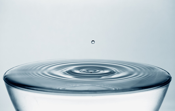 schoon water en water bubbels in blauw  - Foto, afbeelding