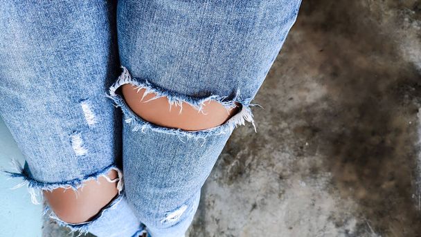 Junge Modefrau trägt zerrissene Jeans - Foto, Bild