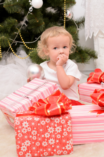 Маленькая девочка с коробками подарков
 - Фото, изображение