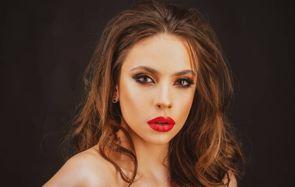 Closeup of woman makeup. Beautiful make-up with red lips, dark smokey eyes - Foto, afbeelding