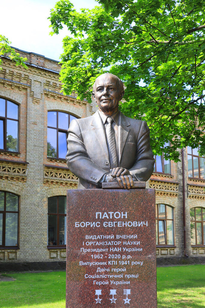 Monumentti Boris Paton ammattikorkeakoulu instituutti Kiovassa, Ukraina - Valokuva, kuva