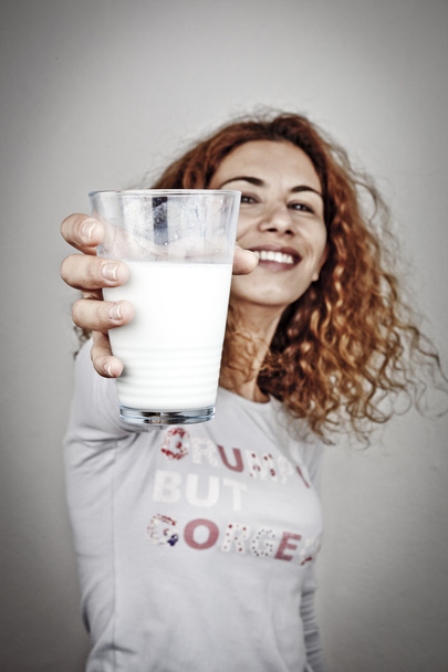 Süt gri arka plan üzerinde olan mutlu kadın - Fotoğraf, Görsel