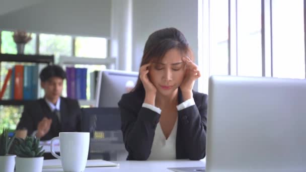 Asyalı iş kadını bilgisayarlı bir ofiste çalışırken stresle baş ağrısı çekiyor.. - Video, Çekim