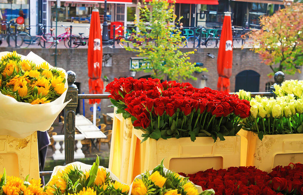 Типичные традиционные голландские букеты цветочного рынка, желтые подсолнухи и красные тюльпаны, грахт водного канала - Утрехт, Нидерланды - Фото, изображение