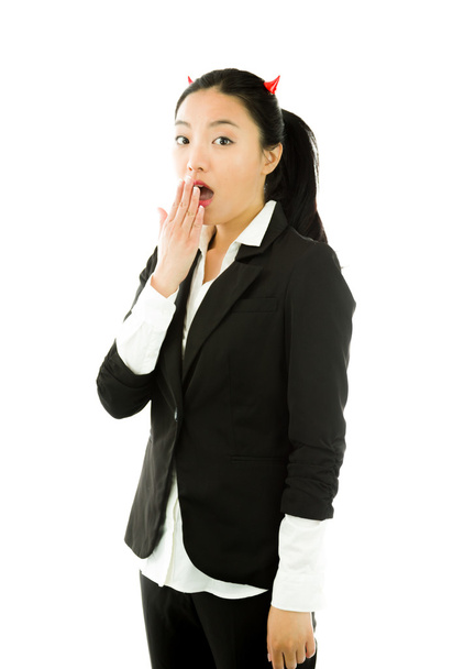 Lado diabólico de una joven empresaria asiática que parece sorprendida aislada sobre fondo blanco
 - Foto, imagen