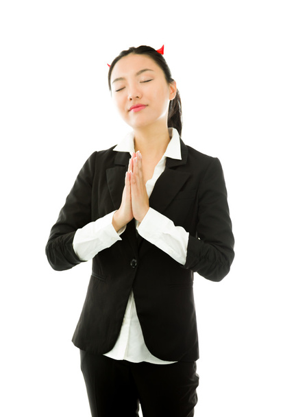 Дьявольская сторона молодой азиатской бизнесвумен в молитвенном положении изолированы на белом фоне
 - Фото, изображение